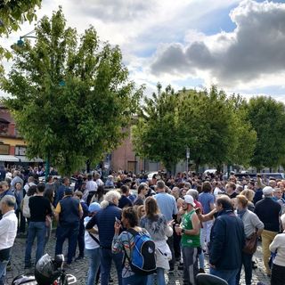 Tensioni e assembramenti di fronte alla torteria di Chivasso: &quot;Libertà&quot; grida un centinaio di persone