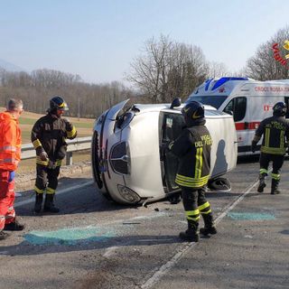 Si ribalta con l'auto sulla Sp36 a Travedona, ferito un 25enne