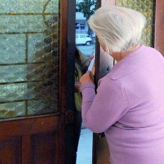 Anziana truffata dalla finta figlia che si fa consegnare gioielli e 800 euro in contanti