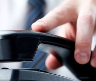 Acquisti online sicuri: i consigli di Poste Italiane per evitare le truffe. «Massima attenzione ai falsi operatori di call center»