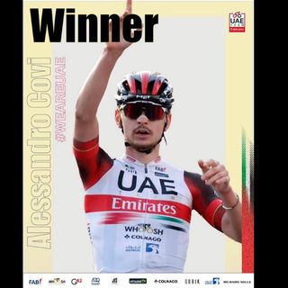 Così la UAE Team Emirates ha celebrato la vittoria con la conquista della maglia da leader di Alessandro Covi