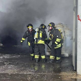 FOTO. Incendio in una ditta chimica a Uboldo, in azione i vigili del fuoco