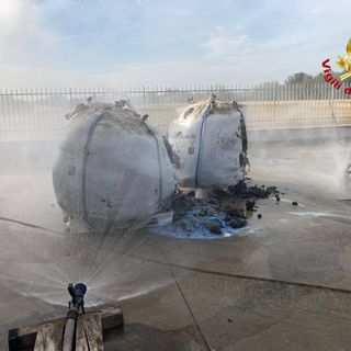 VIDEO E FOTO. Continua la lotta dei vigili del fuoco contro l'incendio divampato in un'azienda di Uboldo