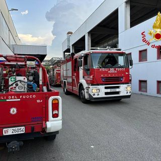 Macchinario prende fuoco in un'azienda di Uboldo, due operai intossicati