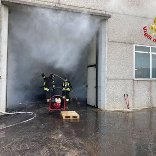Incendio Uboldo, evacuate case e aziende nella zona: obbligo di tenere le finestre chiuse