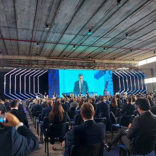 Un momento dell'assemblea generale di Univa nel 2021 nell'hangar di Malpensa