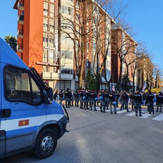 «No Green pass». Ma anche carovita e guerra: in 500 attraversano Busto