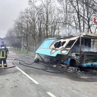 Il camion del venditore di panini di viale Belforte completamente distrutto dall'incendio