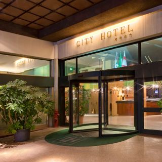 L'ingresso del City Hotel di Varese dalla pagina Facebook dell'albergo