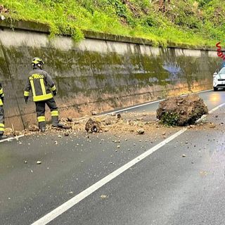 FOTO. Massi si staccano dal versante e precipitano sulla statale a Varese in viale Borri: disagi al traffico