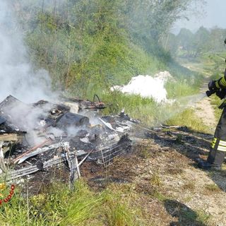Roulotte distrutta da un incendio in via Peschiera a Varese: nessun ferito