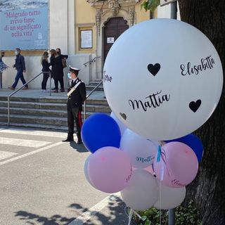 VIDEO E FOTO. Le lacrime di Vedano per l'ultimo saluto a Vittorio, Elisabetta e Mattia