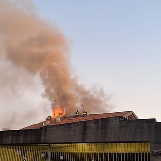 L'incendio in via Sciesa a Vedano (foto tratta da sei di Vedano Olona se)