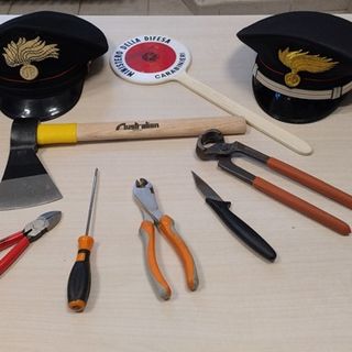 Minaccia con un'ascia e un coltello gli abitanti di una casa a Venegono Superiore: arrestato un 27enne nigeriano