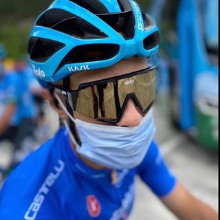 Vincenzo Albanese della Eolo-Kometa in maglia azzurra dopo il ritiro di Dombrowski