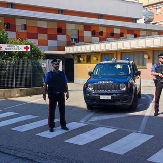 Palpeggia e molesta una paziente all'ospedale di Verbania: arrestato un operatore socio sanitario