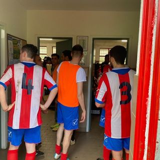&quot;Negro di m....&quot;: un tifoso insulta l'arbitro e lui sospende la partita