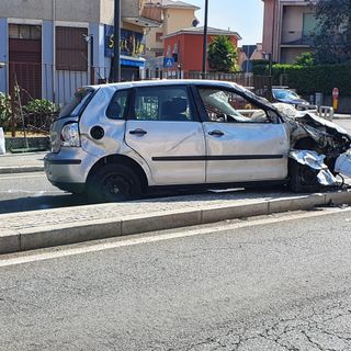 FOTO - Paura sul Sempione a Busto: un'auto si ribalta, due feriti