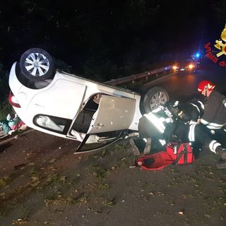 Un diciannovenne si ribalta con l'auto nella notte a Leggiuno