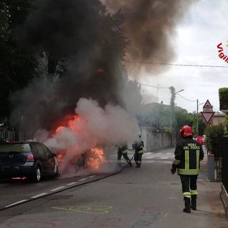 FOTO - Due veicoli in fiamme a Samarate: intervengono i Vigili del Fuoco