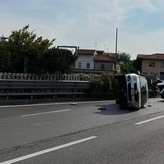 Paura a Castellanza: un'auto si ribalta vicino allo svincolo dell'A8