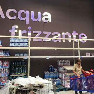 Anche i supermercati della provincia non sono più “frizzanti”: «Le bottiglie continuano ad arrivare con il contagocce»