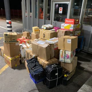 Importa in Svizzera illegalmente salsicce, salumi, scarpe e olio d'oliva: fermato e multato