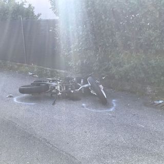 Bisuschio, scontro tra una moto e un furgone della nettezza urbana: paura per un ragazzo di 18 anni