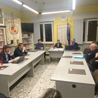 Il saluto di Giuseppe Licata al consiglio comunale di questa sera a Lozza. Accanto a lui Maurizio Runchina, in piedi, neo primo cittadino, e Fabrizio Maroni, figlio dell'indimenticabile Bobo