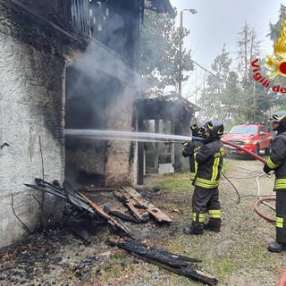 FOTO - In fiamme un edificio abbandonato a Porto Valtravaglia