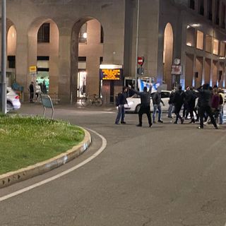 Una delle due uniche macchine con a bordo i tifosi del Napoli che sono riusciti a passare da piazza Monte Grappa