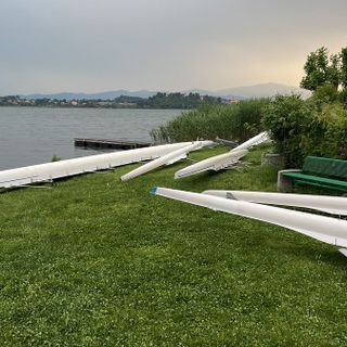 VIDEO - Paura davanti a Groppello per il maltempo: le barche dei giovani canottieri si ribaltano sul lago