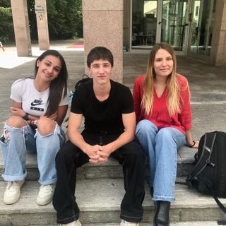 Gli studenti all'uscita da scuola dopo la prima prova