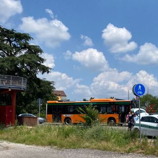 Scontro tra una moto e un pullman sui 5 ponti di Busto Arsizio