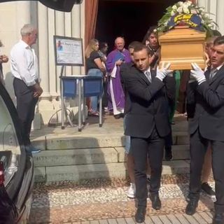 L'uscita dalla chiesa di Valle Olona della bara di Chiara, coperta dai fiori e dalla maglia della sua squadra di pallavolo (Foto di Alessandro Galbiati)