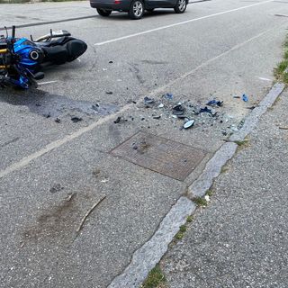 FOTO. Schianto tra un'auto e una moto all'incrocio: due feriti a Busto