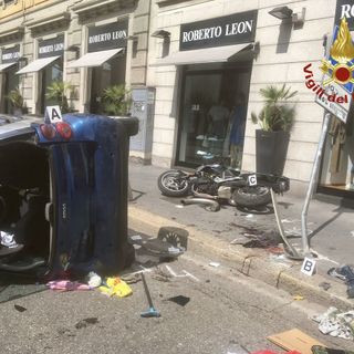 FOTO. Auto si ribalta, abbatte un palo e colpisce una ciclista: tre feriti a Milano, grave una giovane