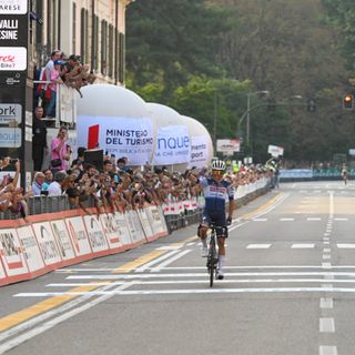 Van Wilder vince l'edizione numero 102 della Tre Valli tra due ali di folla in via Sacco (foto Alessandro Umberto Galbiati)