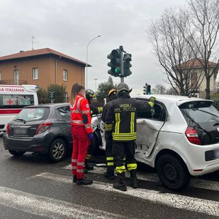 FOTO - Scontro tra due auto, paura in via Magenta a Busto