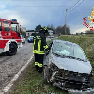 Auto si ribalta nel Comasco: donna di 77 anni finisce in pronto soccorso