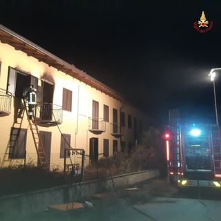 Incendio nella notte in una casa disabitata, vigili del fuoco in azione a Lonate Ceppino