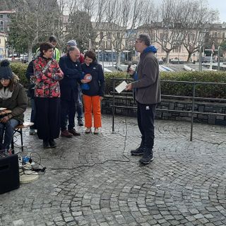 Laveno, un miglio a nuoto nelle acque gelide del Maggiore: l'impresa di Enzo Favoino per l'ambiente