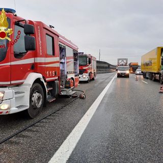 Scontro tra due Tir sul ponte sul Ticino dell'A4: un ferito grave