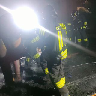 Notte di fuoco a Luino: tetto in fiamme, quattro persone evacuate
