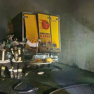 FOTO. Furgone in fiamme sotto il viadotto in Autolaghi: illeso il conducente