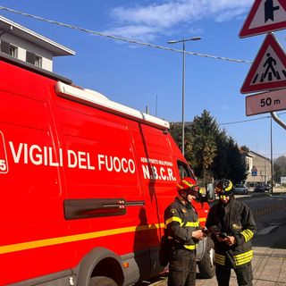 FOTO. Odore acre fuori da una ditta a Gallarate: in corso le operazioni di monitoraggio dell'aria