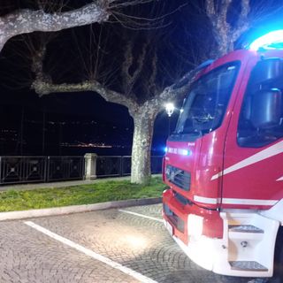 Notte di raffiche di vento sul Varesotto, vigili del fuoco al lavoro: tetto scoperchiato finisce contro delle case a Germignaga
