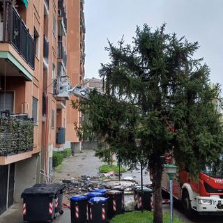 Brucia appartamento di due &quot;accumulatori seriali&quot;: super lavoro dei vigli del fuoco nel Milanese