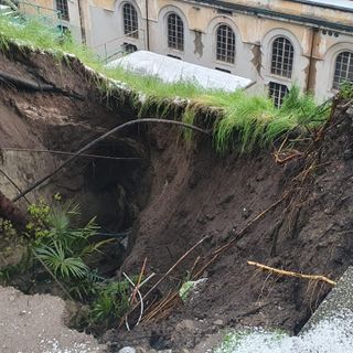 FOTO. Frana il terreno, si apre una voragine a Luino. Smottamento a Cremenaga