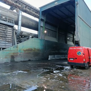 FOTO. Fiamme nella notte al cementificio Holcim di Comabbio: in azione i vigili del fuoco. Sul posto anche l'Arpa